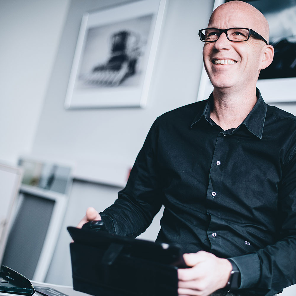 direktdruckowl kompetenter Ansprechpartner für alle Fragen Freundlich lächelnder Ansprechpartner mit Kundenmappe